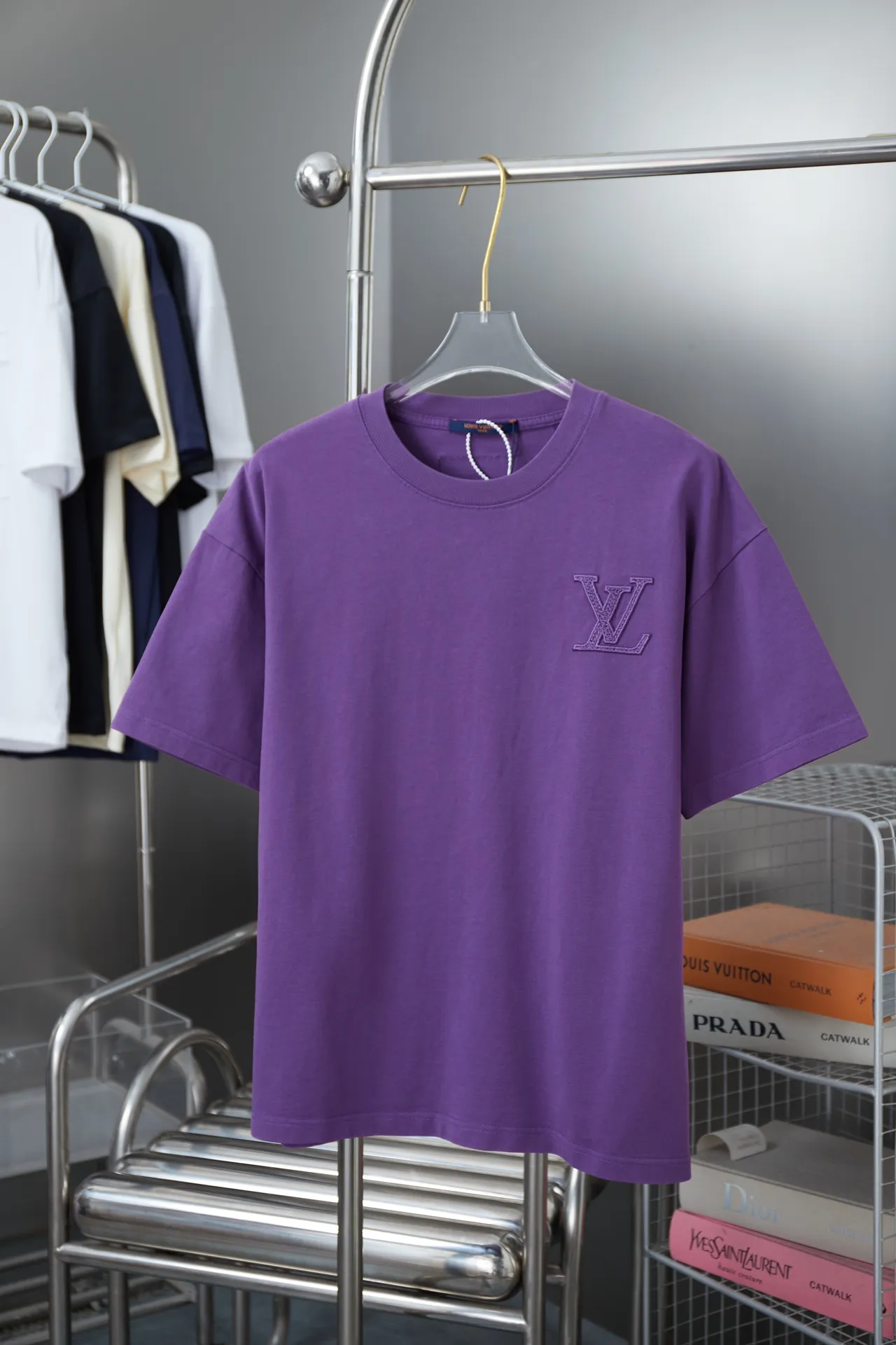 🅿️190 1V 25SS early spring new style Hydrosol embroidered LV letter short sleeves Light luxury essential item for daily commuting for men and women Correct version Welcome to compare Detailed features · 320g 100% pure cotton double yarn jersey fabric · Custom dyed in the same vat, special thickened 32 pieces double-strand 1X1 thread · Imported Tajima machine hydrosol embroidered LV letter logo on the front and back. Garment-washable embroidery hydrosol makes the embroidery offset printing softer and not stiff · Double-needle cross-stitching process · Original main mark washed tag brand moisture-proof paper packaging Color: black/white/burgundy Size: S/M/L/XL